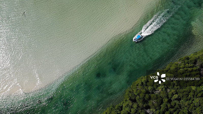 空隆昭运河的碧绿清澈水域中快艇之旅的鸟瞰图，红树林和被涨潮淹没的白色沙滩。（阁骨岛）图片素材