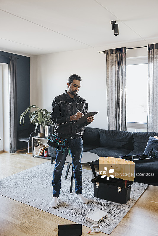 为客户书写合同的技术员图片素材