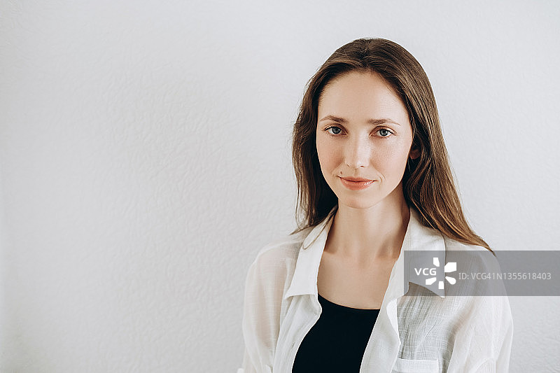 身穿白色衬衫和黑色T恤的年轻女人图片素材