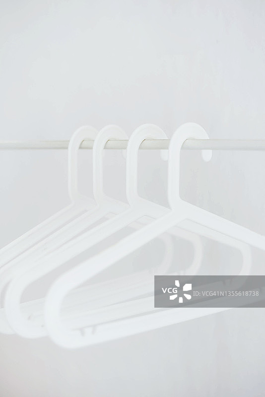 白色背景上的白色衣架图片素材