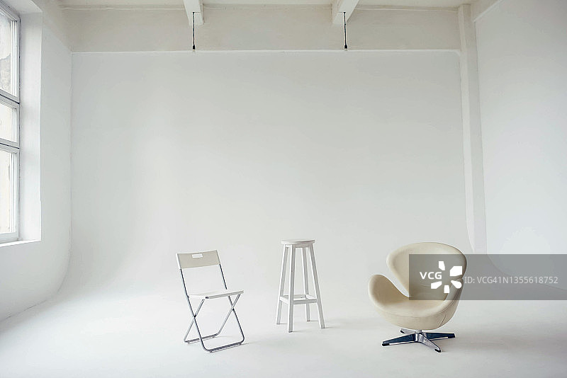 独立背景上的白色不同椅子图片素材
