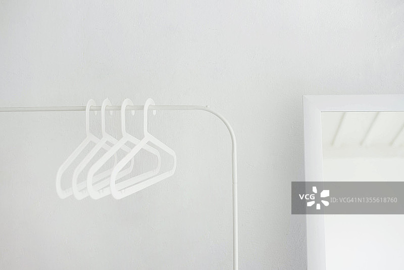 白色背景上的白色衣架图片素材