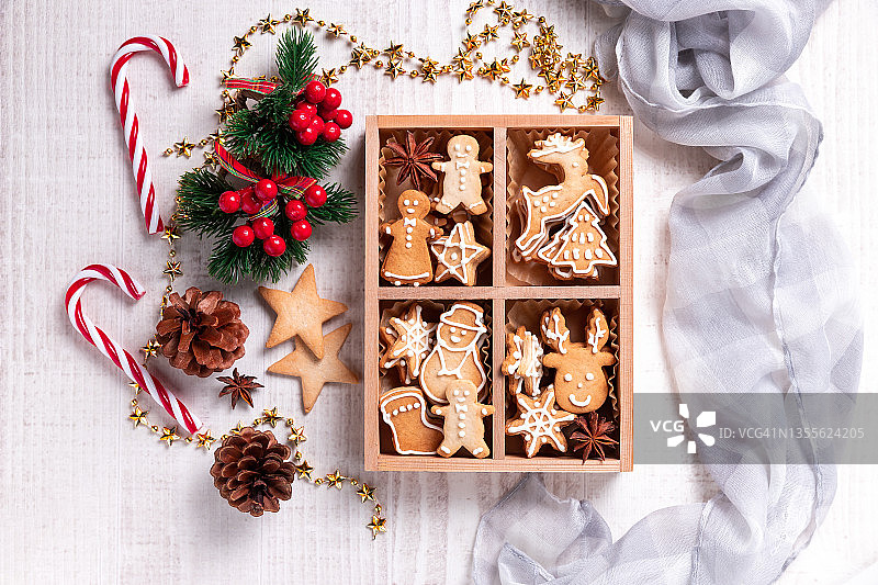 白色木桌上的自制圣诞饼干图片素材