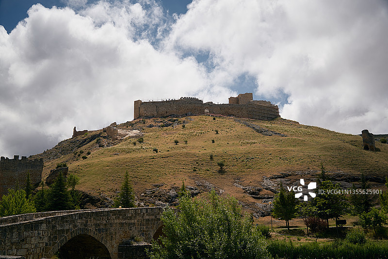 西班牙索里亚山顶奥斯马城堡的仰视角度图片素材