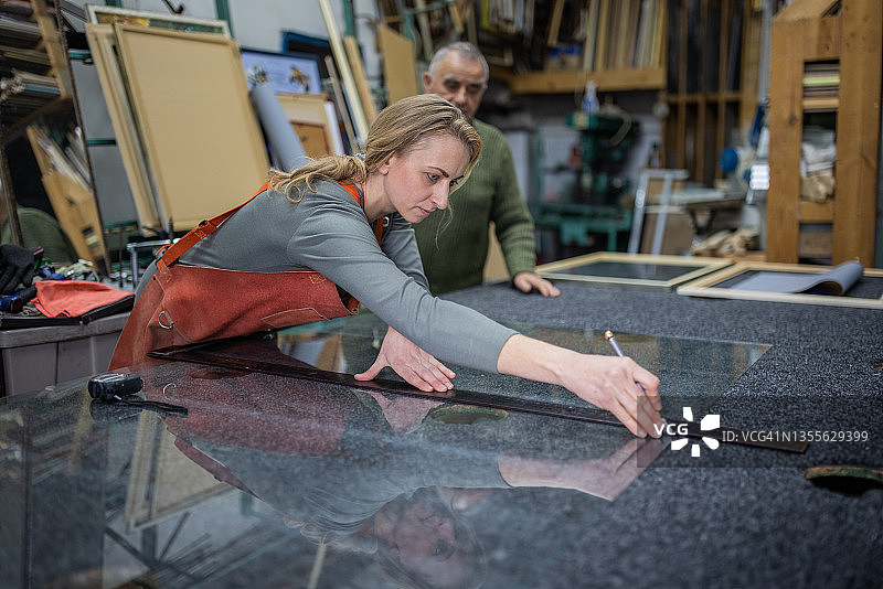 在玻璃车间制作镜子的女玻璃工人图片素材