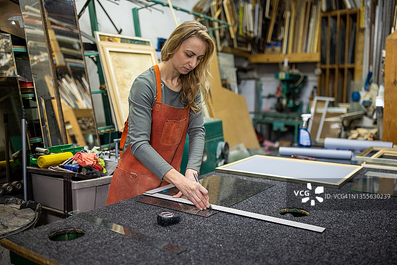 用玻璃刀切割玻璃的女玻璃工图片素材