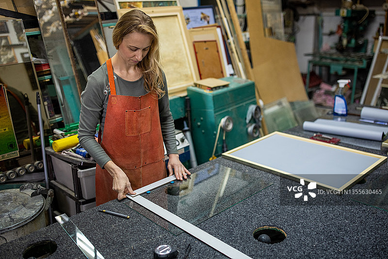 玻璃工坊：女工匠测量玻璃图片素材