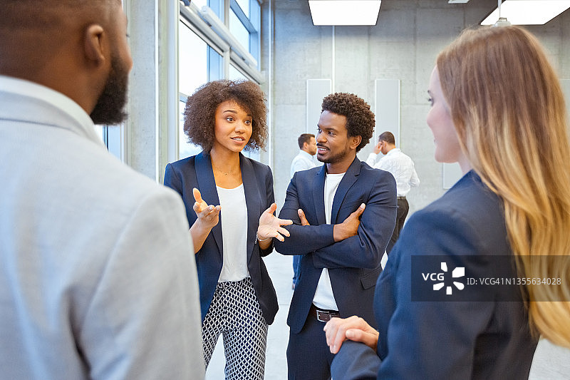 在会议中心的商务人士图片素材