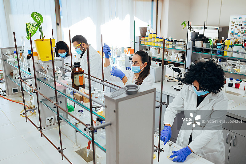 一群科学家在实验室测试样本图片素材
