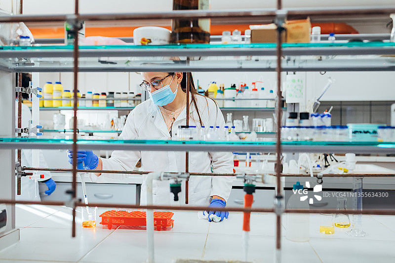 年轻女科学家在实验室处理样品图片素材
