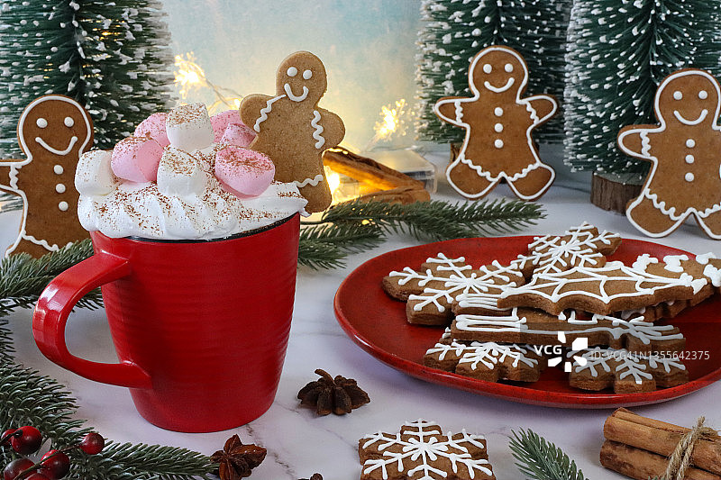 热巧克力和姜饼饼干图片素材