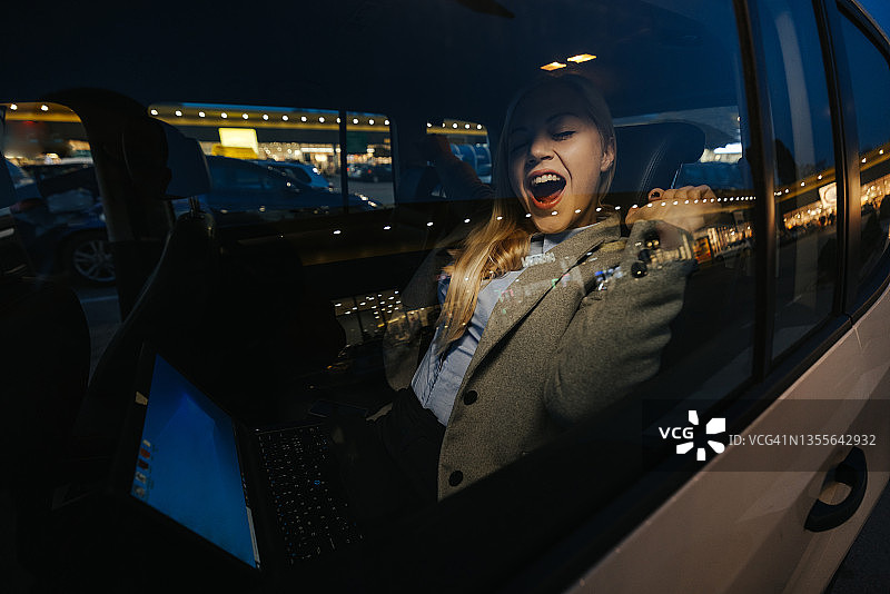 工作到很晚图片素材