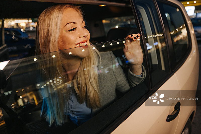 享受夜间骑行的美丽年轻女人图片素材