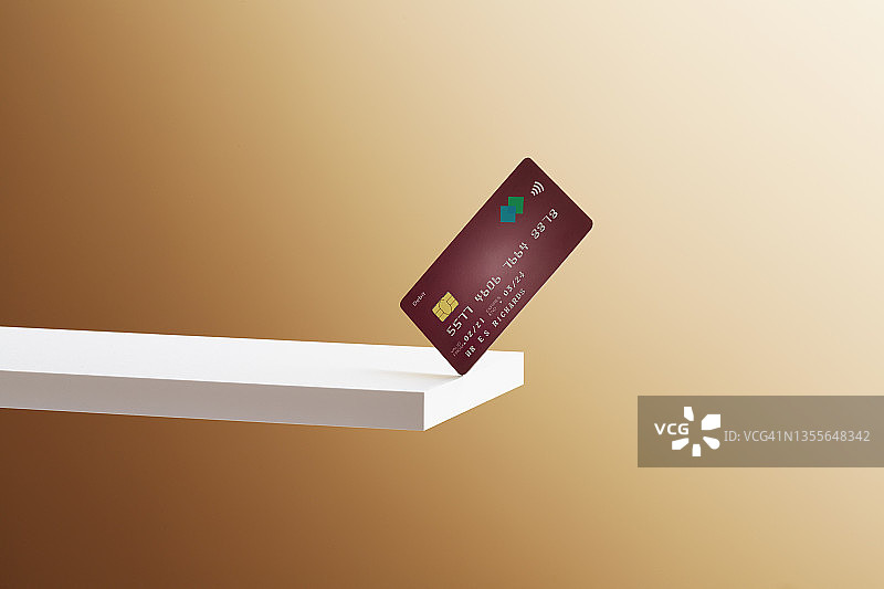 借记卡平衡在货架边缘图片素材