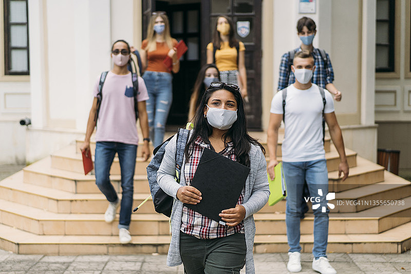 戴防护口罩的高中生图片素材