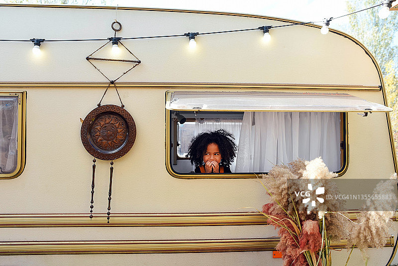 坐在拖车上的非洲裔小女孩图片素材