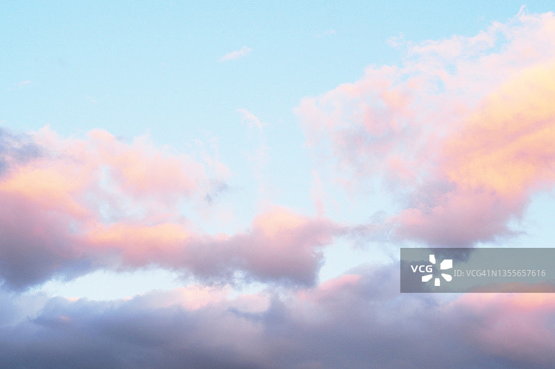 深紫色和粉色晚霞天空图片素材