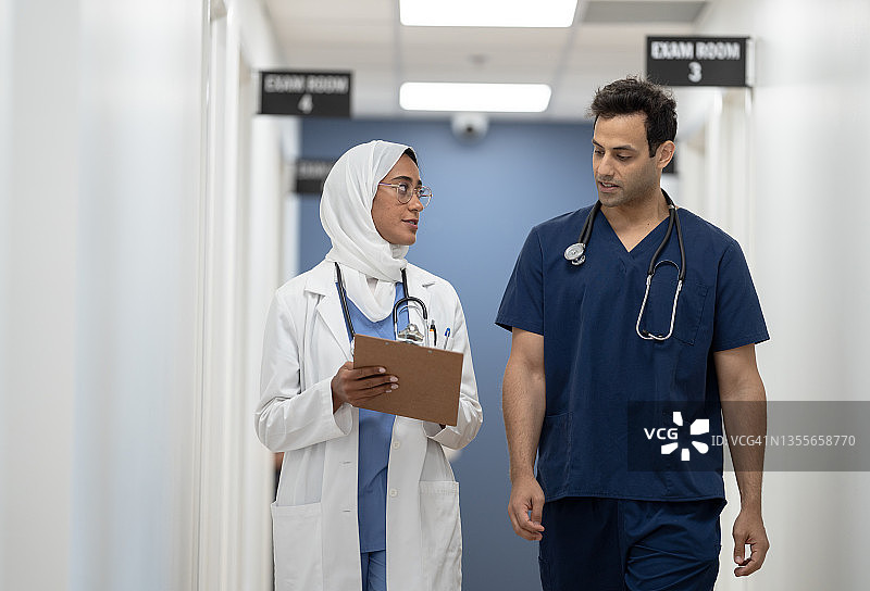 医护人员在走廊里同行图片素材