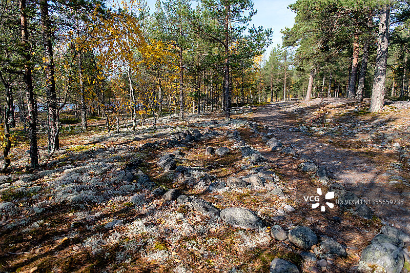 阳光明媚的秋日，湖边的石头花园图片素材