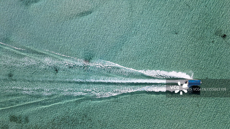 海上快艇之旅鸟瞰图图片素材