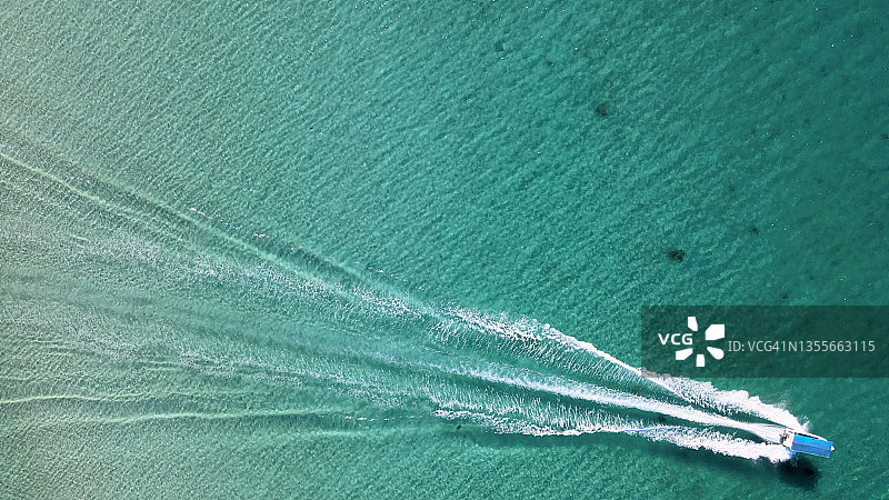 海上快艇之旅鸟瞰图图片素材