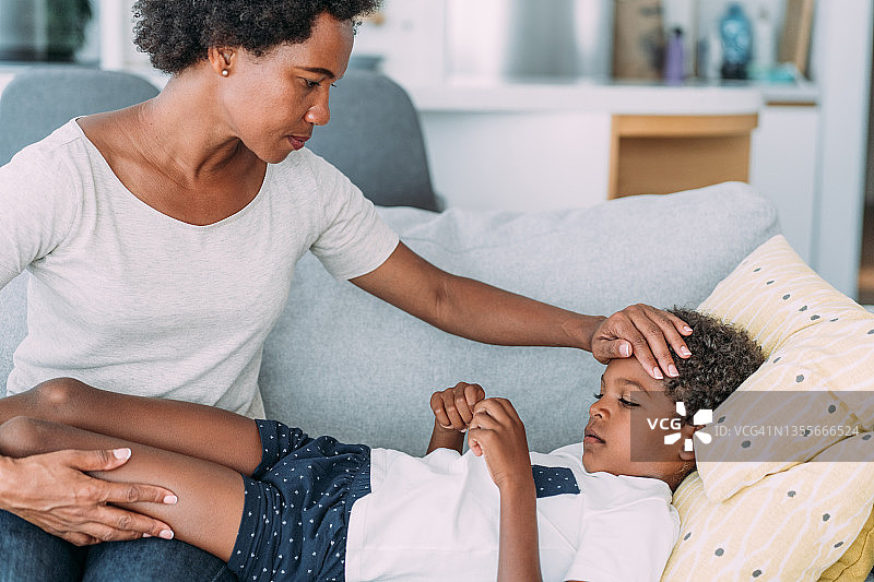 母亲和她生病的小儿子在家图片素材