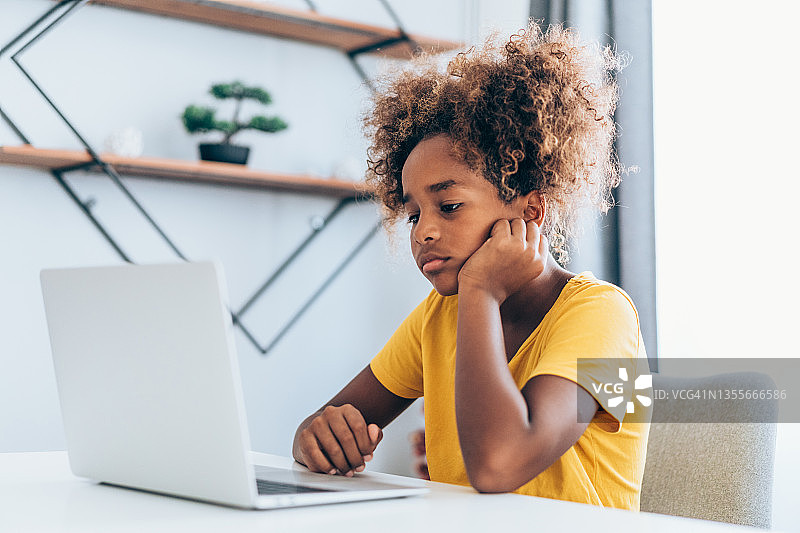 女学生在家通过在线视频课程学习图片素材