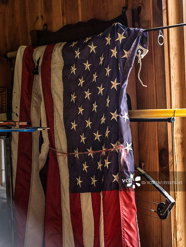乡村农舍中的旧美国国旗图片素材