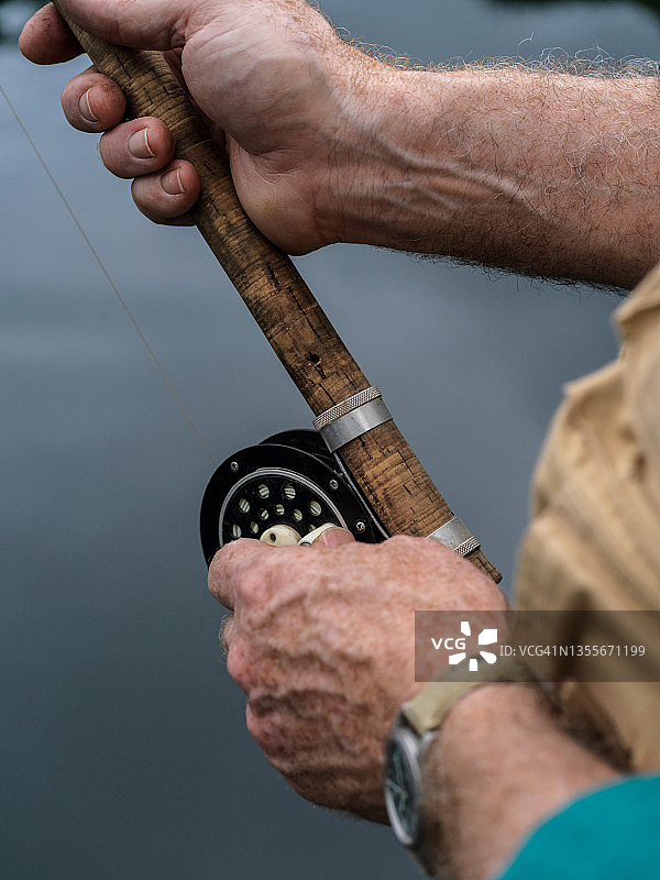 男人手持钓鱼竿图片素材