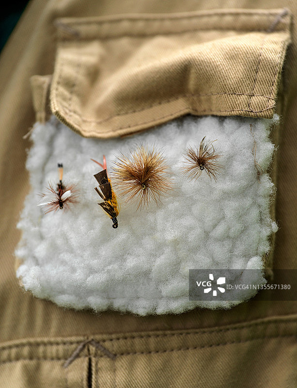 带有鱼饵的飞蝇钓鱼背心细节照片图片素材