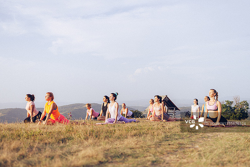 一群妇女在户外参加瑜伽课图片素材