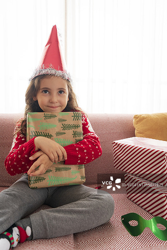 快乐女孩拿着礼物图片素材