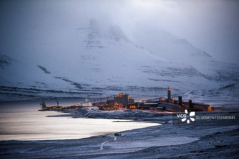 冬季雷扎尔菲厄泽的铝厂图片素材