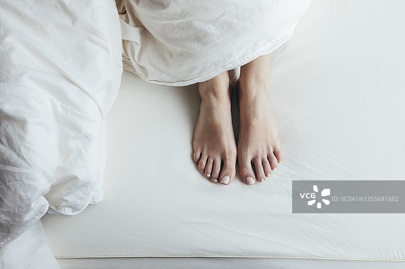 漫长的一天后放松的女人图片素材