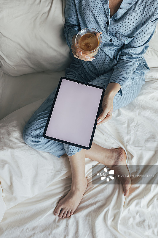 坐在床上阅读报告的女人图片素材