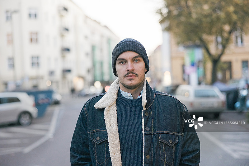 站在城市街道上的年轻男人肖像图片素材