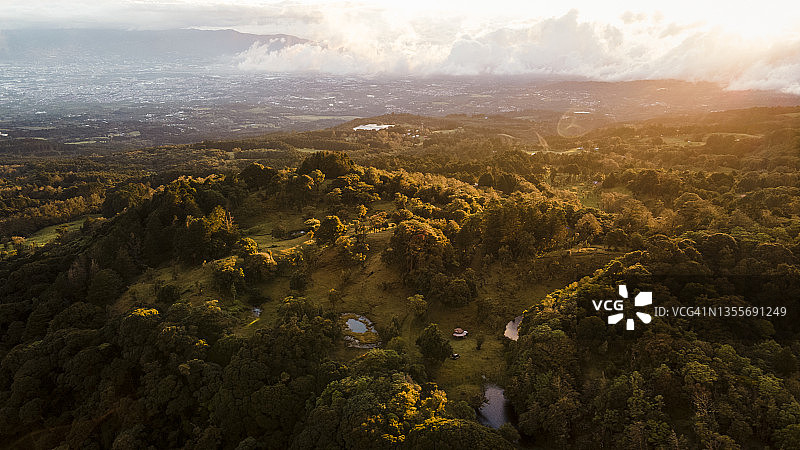 山脉的空中日落景色图片素材