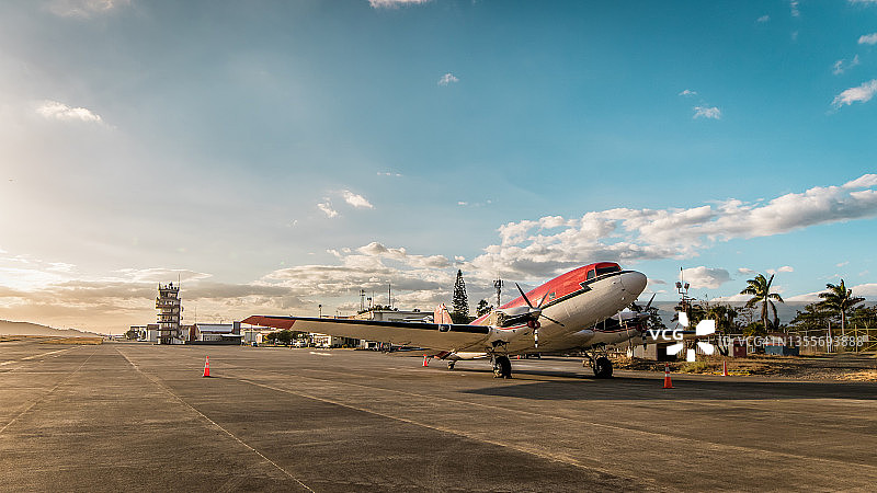 日落时停机坪上的飞机图片素材