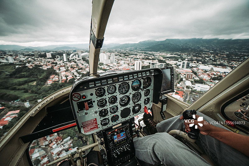 飞行中的直升机驾驶舱图片素材