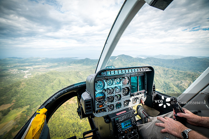 飞行中的直升机驾驶舱图片素材
