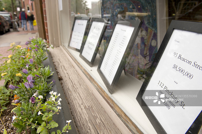 波士顿比肯山豪华住宅区房地产办公室橱窗在售豪华住宅和公寓图片素材