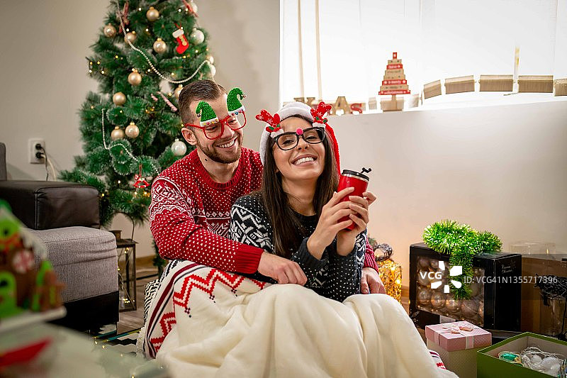 在家中圣诞装饰旁的幸福情侣图片素材