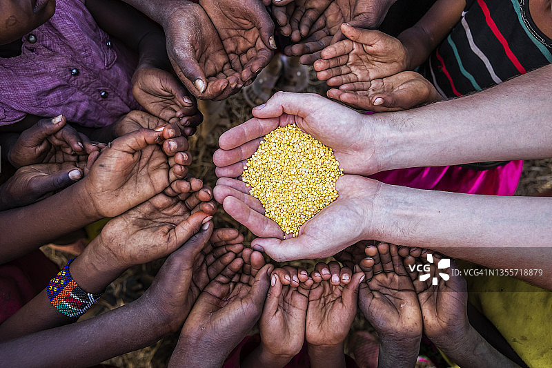 白人志愿者给非洲儿童分发谷物图片素材