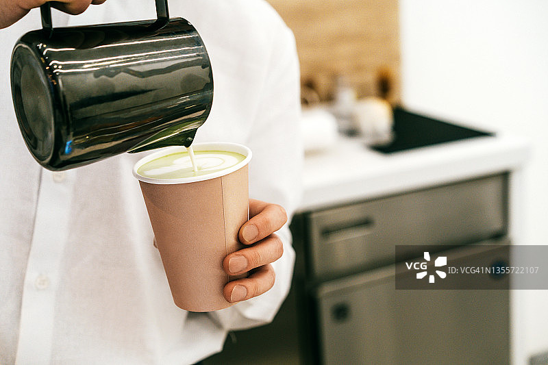 木桌上带拉花咖啡杯图片素材
