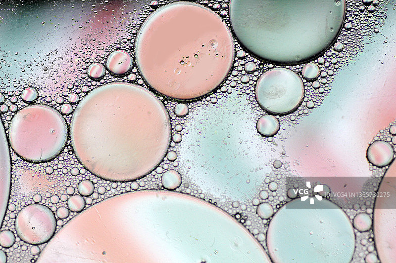 漂浮在水面上的彩色油滴和气泡图片素材