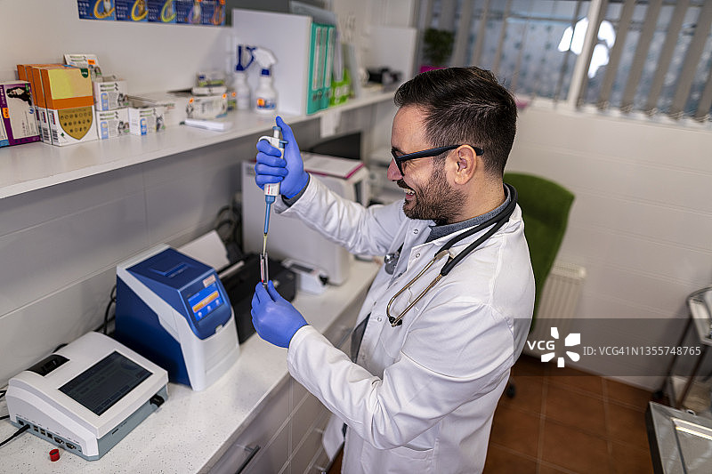 兽医在他的诊所进行分析图片素材