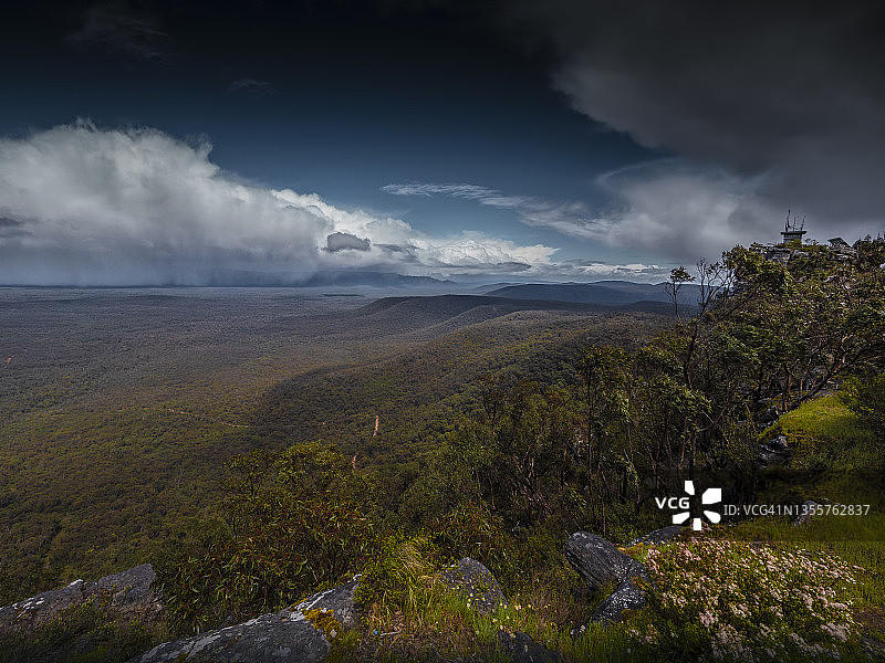 澳大利亚维多利亚州格兰屏国家公园的暴风雨春季锋面天气图片素材