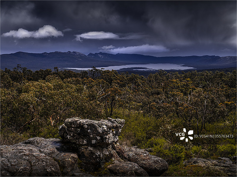 澳大利亚维多利亚州格兰屏国家公园的暴风雨春季锋面天气图片素材