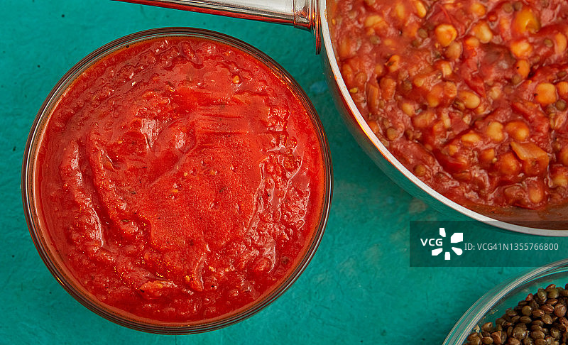 番茄酱搭配豆子、小扁豆和鹰嘴豆图片素材