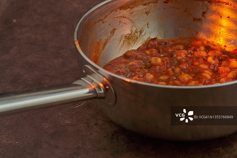 番茄酱搭配豆子、小扁豆和鹰嘴豆图片素材